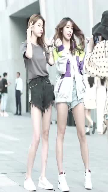 吃瓜两个网红跳舞,燃爆网络！